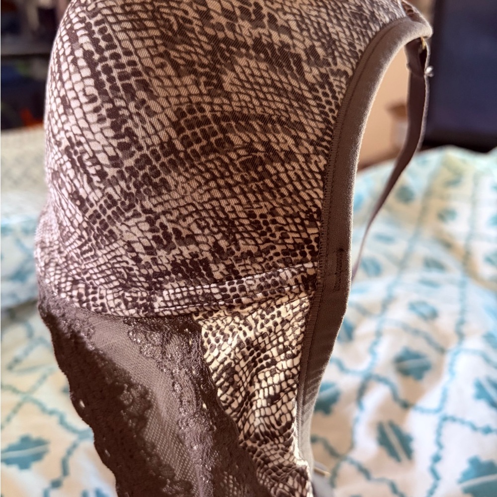 Natori Women's Bliss Perfection Bra in grey and white snakeskin pattern - Picture 4 of 7